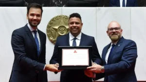 Ronaldo recebeu o título de cidadão honorário de Minas Gerais (foto: Elizabete Guimarães/ALMG)