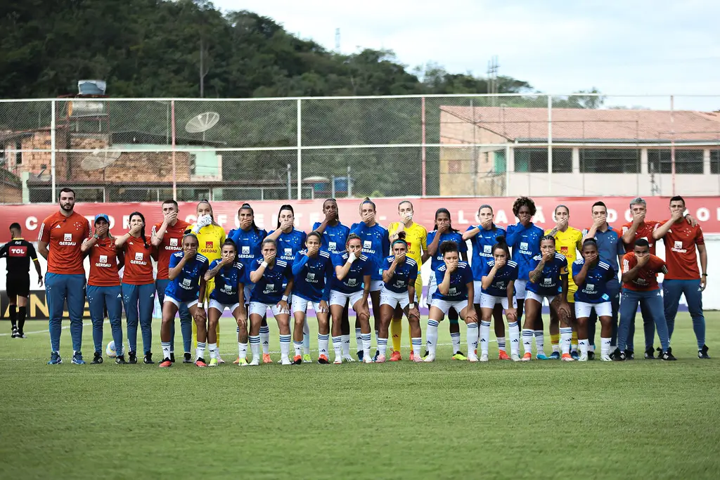 Antes do apito inicial, as duas equipes posaram juntas para uma foto tampando a boca com as mãos - (foto: Gustavo Martins / Cruzeiro)