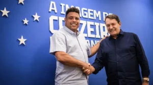 Ronaldo e Pedro Lourenço selam o acordo de compra de 90% das ações da SAF (foto: Gustavo Aleixo/Cruzeiro)