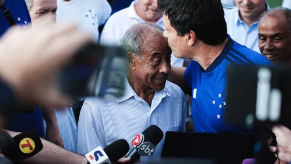 Dirceu Lopes recebeu uma placa das mãos de Adilson Batista (foto: Gustavo Martins / Cruzeiro)