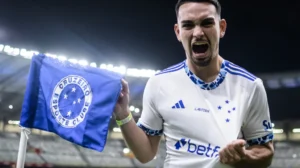 Fabrizio Peralta é mais um reforço para o meio-campo celeste (foto: Gustavo Aleixo / Cruzeiro)