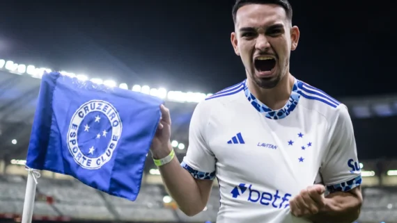 Fabrizio Peralta é mais um reforço para o meio-campo celeste (foto: Gustavo Aleixo / Cruzeiro)