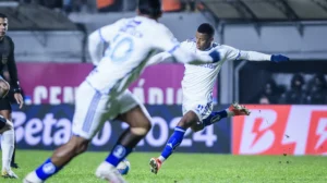 Arthur Gomes fez mais um gol com a camisa do Cruzeiro (foto: Gustavo Aleixo / Cruzeiro)