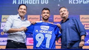 Matheus Henrique é apresentado na Toca 2 e vestirá a camisa 97 (foto: Gustavo Aleixo/Cruzeiro)