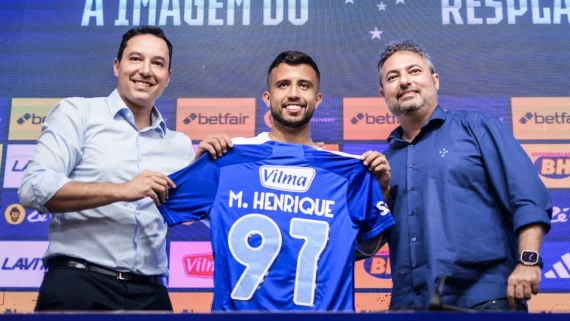 Matheus Henrique é apresentado na Toca 2 e vestirá a camisa 97 (foto: Gustavo Aleixo/Cruzeiro)